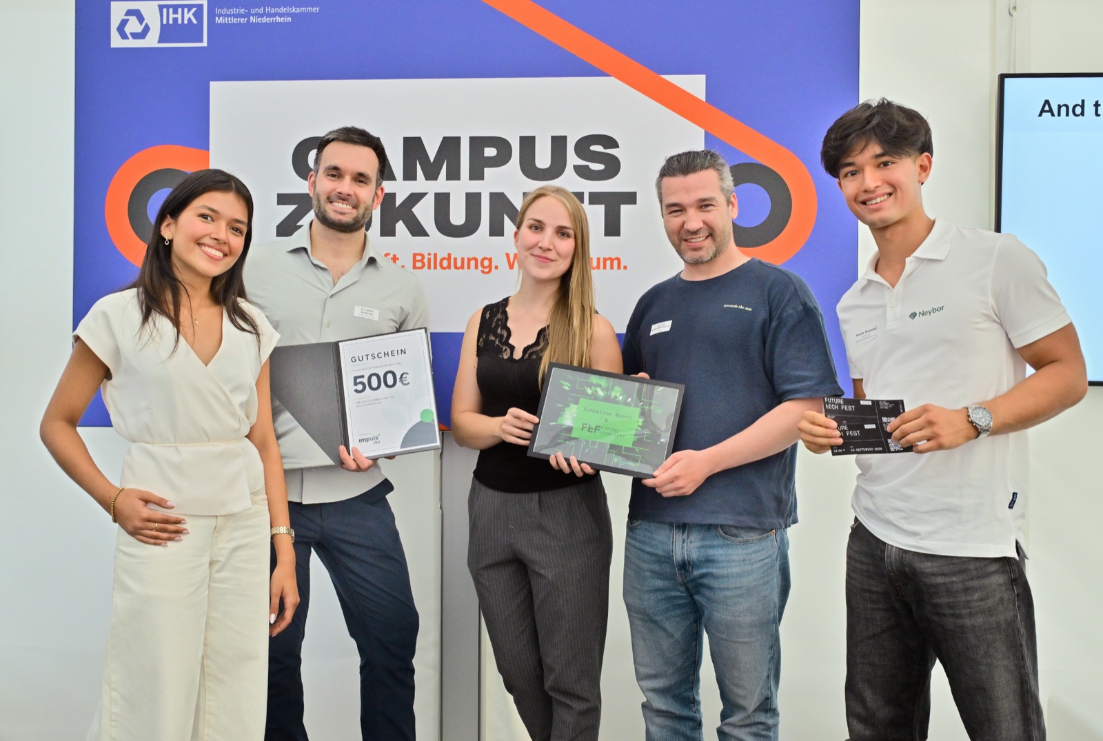 Siegerehrung des Start-up Pitch Battle der IHK Mittlerer Niederrhein im Pavillon Campus Zukunft: fünf Personen mit ihren Preisen, rechts Neybor-Gründer Kenzo